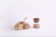 Cargar imagen en el visor de la galería, Mortero de Piedra Toc y Tzalam con Salero de Vidrio Soplado.